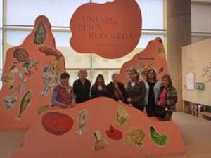 Grupo de personas en una exposición sobre Mercè Rodoreda en Barcelona