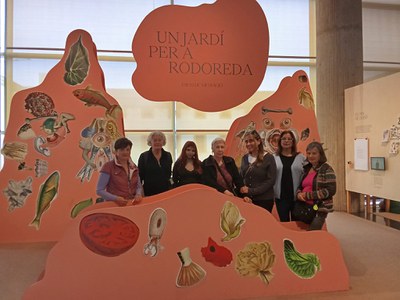 Grupo de personas en una exposición sobre Mercè Rodoreda en Barcelona