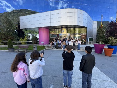 Grupo de niños tomando fotos frente al Comú d'Encamp