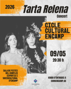 Dúo Tarta Relena en concierto en Encamp con flores decorativas