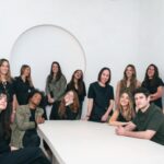 Grupo de profesionales en una conferencia sobre iluminación arquitectónica