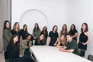 Grupo de profesionales en una conferencia sobre iluminación arquitectónica