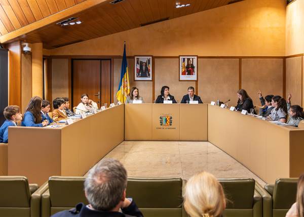 Reunión del Consell dels Infants discutiendo la creación de un muro de escalada