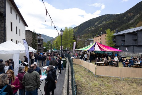 Asistentes disfrutando de la Fira del Vermut en la Cortinada con carpa colorida