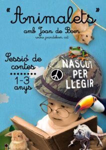 Infant llegint un llibre amb animals al voltant en un esdeveniment de contacontes