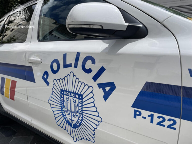 Policía de Andorra en un control en la frontera del río Runer.