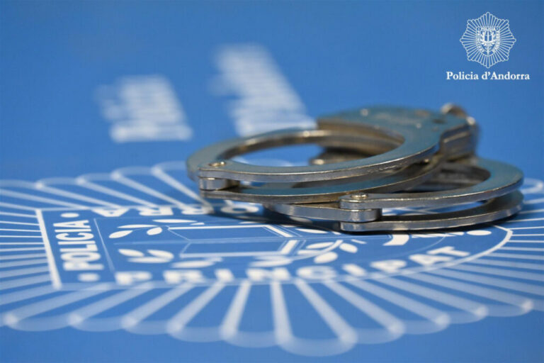 Esposas sobre fondo de la Policía de Andorra