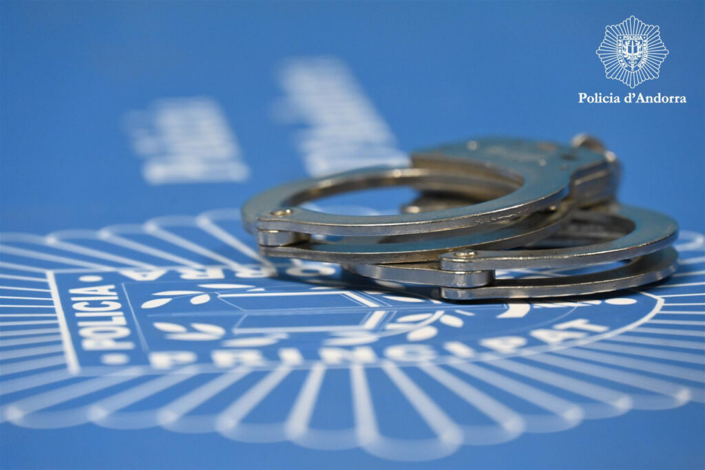 Esposas sobre fondo de la Policía de Andorra