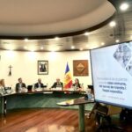 Reunión sobre mejoras energéticas en el Comú d'Encamp con presentación en pantalla.
