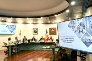 Reunión sobre mejoras energéticas en el Comú d'Encamp con presentación en pantalla.