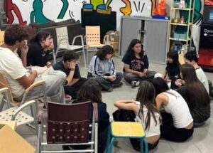 Grupo de jóvenes ensayando para la obra de teatro Sí, vull?