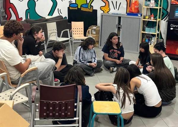 Grupo de jóvenes ensayando para la obra de teatro Sí, vull?