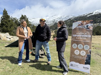 Tres personas conversando sobre aventuras de supervivencia en la naturaleza