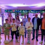 Grupo de niños y adultos en la entrega de premios del concurso de puntos de libro