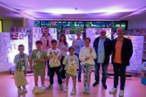 Grupo de niños y adultos en la entrega de premios del concurso de puntos de libro