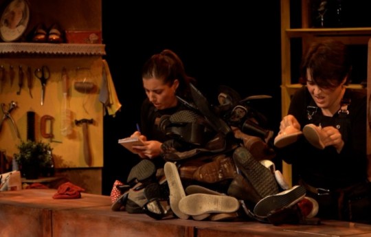 Actuació de l'espectacle infantil Sota Sola amb sabates a la taula
