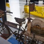 Bicicleta antigua adaptada para el trabajo en una exposición sobre bicicletas