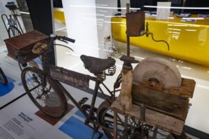 Bicicleta antigua adaptada para trabajos manuales en una exposición