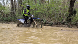 Agent de la Unitat de Seguretat Viària conduint una moto a França