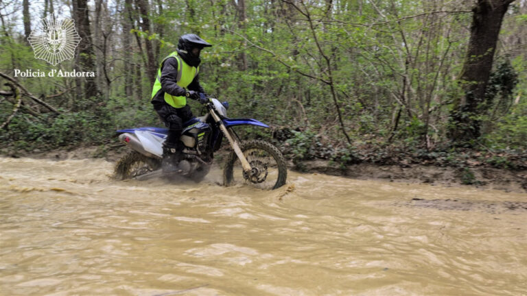 Agent de la Unitat de Seguretat Viària conduint una moto a França