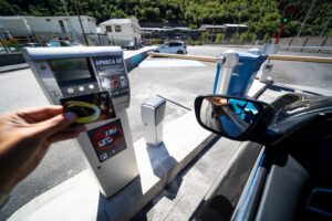 Persona utilizando un terminal de recarga de tarjeta PK en Andorra