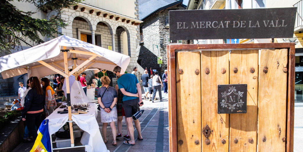 Vista del Mercat de la Vall en Andorra la Vella con visitantes.