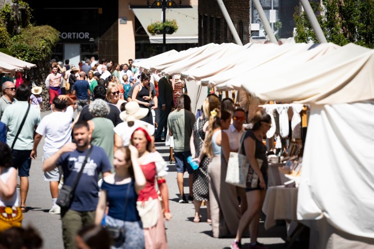 Multitud de personas en el Mercat de la Vall en Andorra la Vella