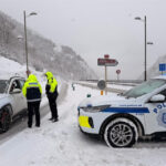 Policía de Andorra deteniendo un vehículo en invierno con nieve