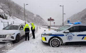 Policía de Andorra deteniendo un vehículo en invierno con nieve