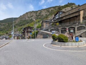 Vista de la rotonda en Ordino, Andorra, donde se realizarán obras de agua.
