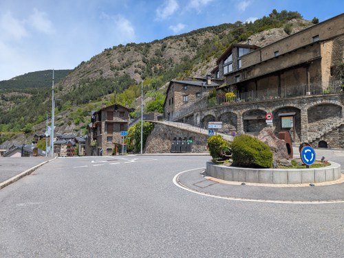 Vista de la rotonda en Ordino, Andorra, donde se realizarán obras de agua.