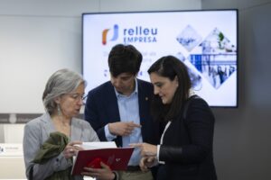 Tres personas discutiendo sobre la plataforma Relleu Empresa en Andorra