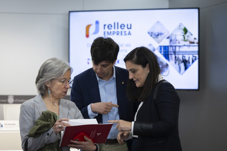 Tres personas discutiendo sobre la plataforma Relleu Empresa en Andorra