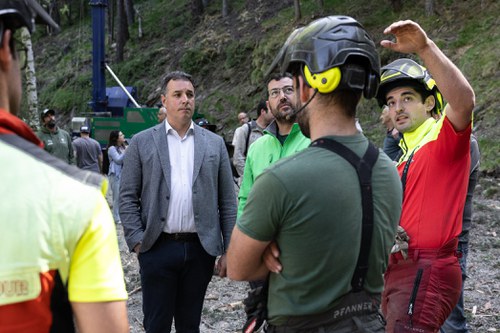 Demostración de un cable grúa para gestión forestal en Ordino