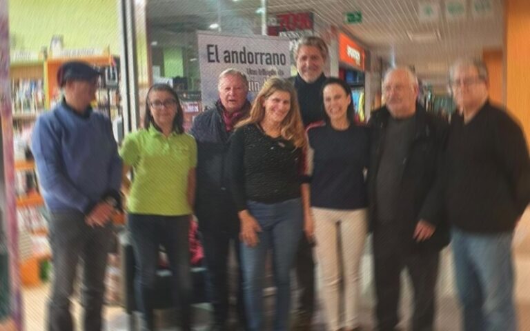 Grupo de personas en un evento literario en Andorra la Vella