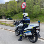 Policía de Andorra controlando autocaravanas en un área restringida.