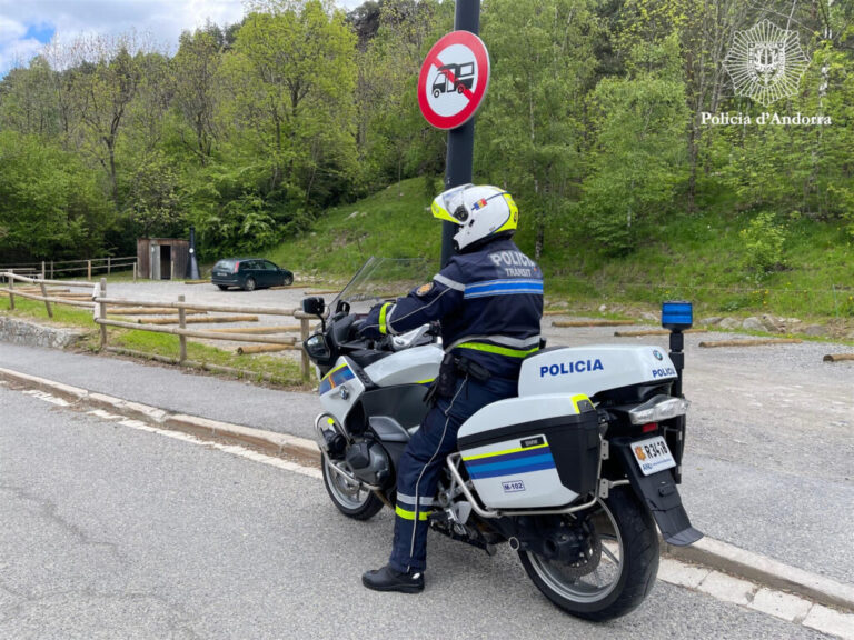 Policía de Andorra controlando autocaravanas en un área restringida.