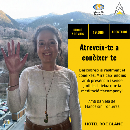 Mujer saludando en taller de autoconeixement en Escaldes-Engordany