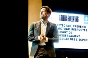 Un exfutbolista presenta un taller sobre prevención del acoso escolar a través del deporte