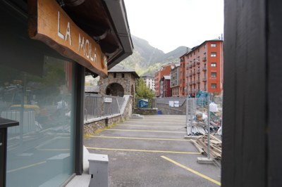Vista de la passarel·la de la Mola tancada per obres de remodelació.