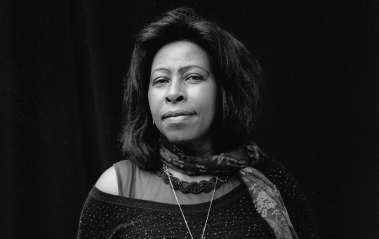 Retrat de Scholastique Mukasonga amb un fons negre