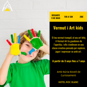 Niño sonriente con manos pintadas de colores en actividad artística