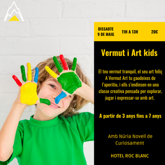 Niño sonriente con manos pintadas de colores en actividad artística
