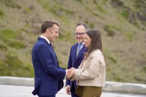 Emmanuel Macron saludando a la cònsol major d'Encamp en un acto oficial