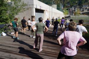 Grupo de personas mayores realizando actividades al aire libre en Encamp