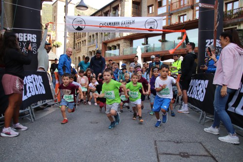 Niños corriendo en la Casamanya Extrem Vertical Race 2026 en Ordino