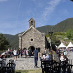 Vista del Aplec de Canòlich con la iglesia y asistentes en Sant Julià de Lòria