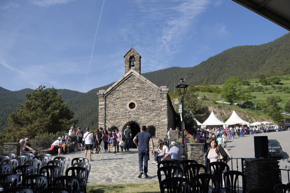 Vista del Aplec de Canòlich con la iglesia y asistentes en Sant Julià de Lòria