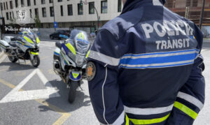 Policía de Andorra realizando controles de tráfico en motos y bicicletas.