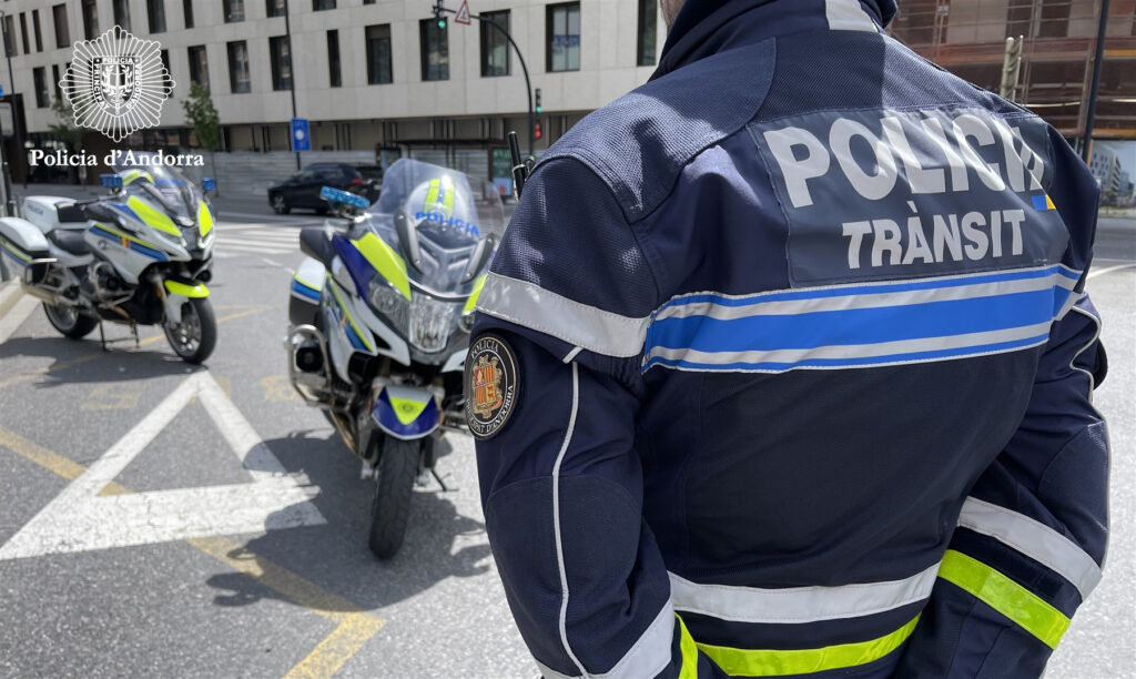 Policía de Andorra realizando controles de tráfico en motos y bicicletas.